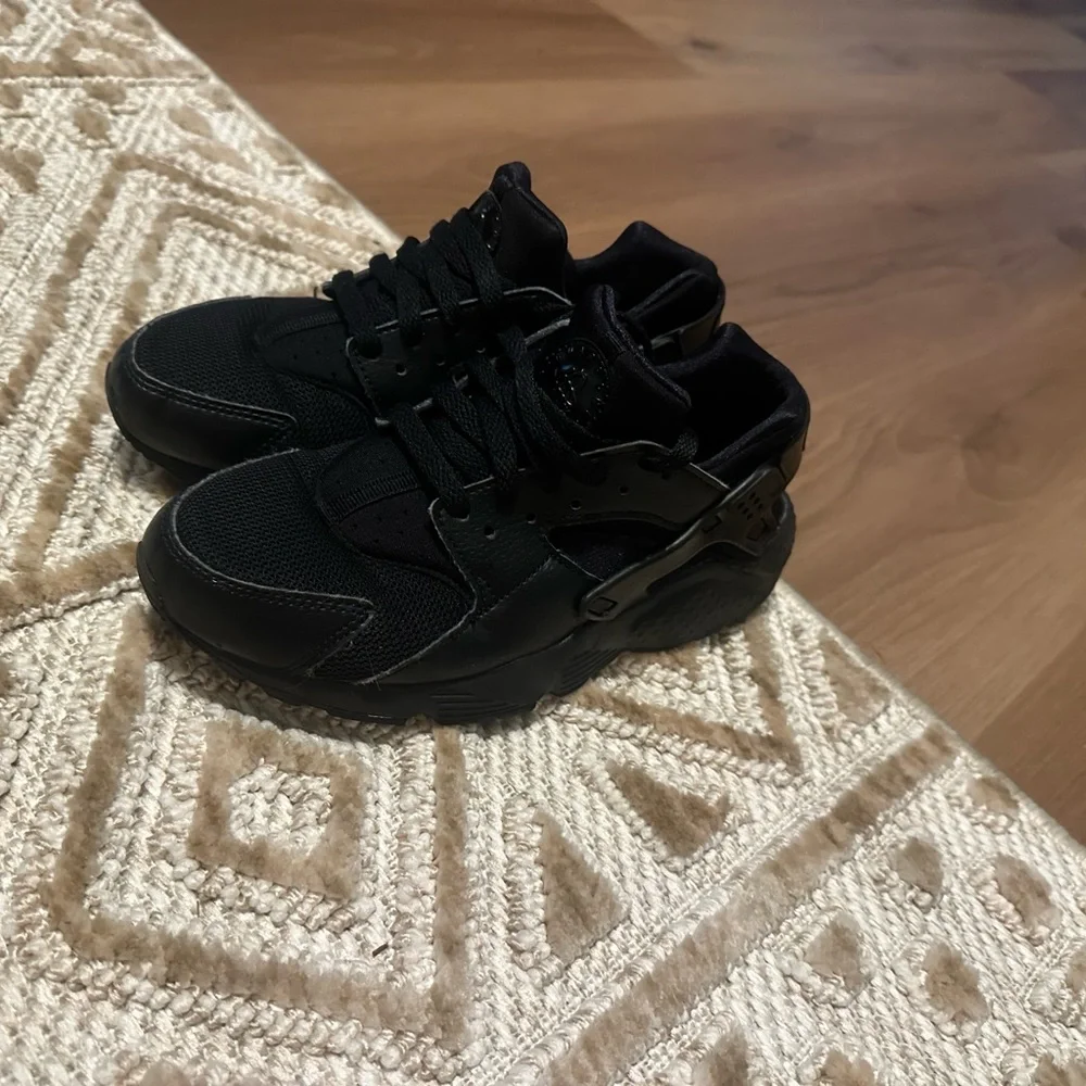 Nike huaraches size 5.5y - Picture 2 of 3